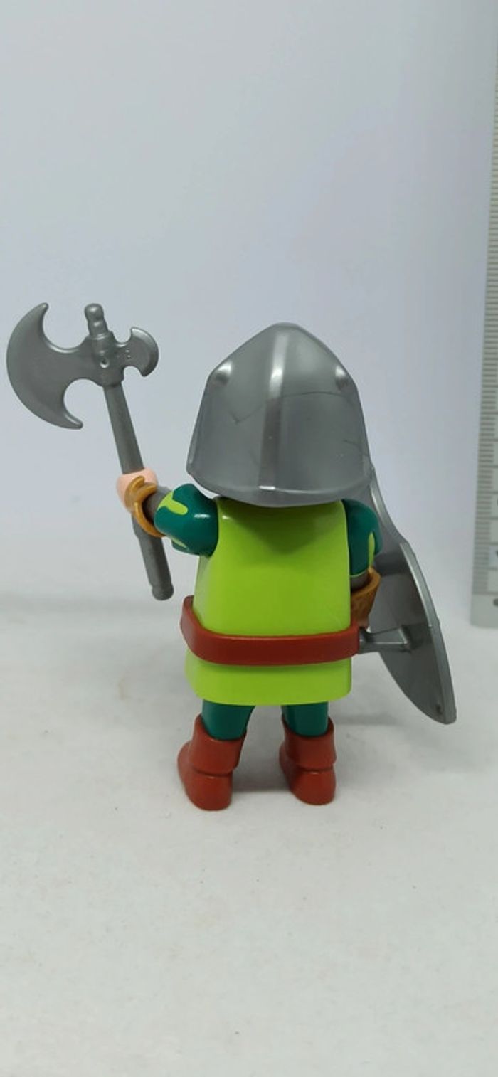 Homme nain chevalier avec haut vert et bouclier à dessins playmobil - photo numéro 3