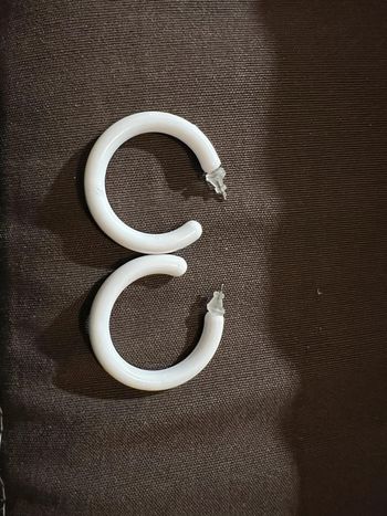 Boucle d’oreille plastique blanc vintage