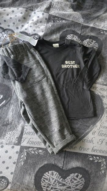 Neufs (non portés)🏷 🏷🤩😍💙superbe  ensemble teeshirt ml et pantalon 12/18mois (80/81cm) garçon 💙😍🤩