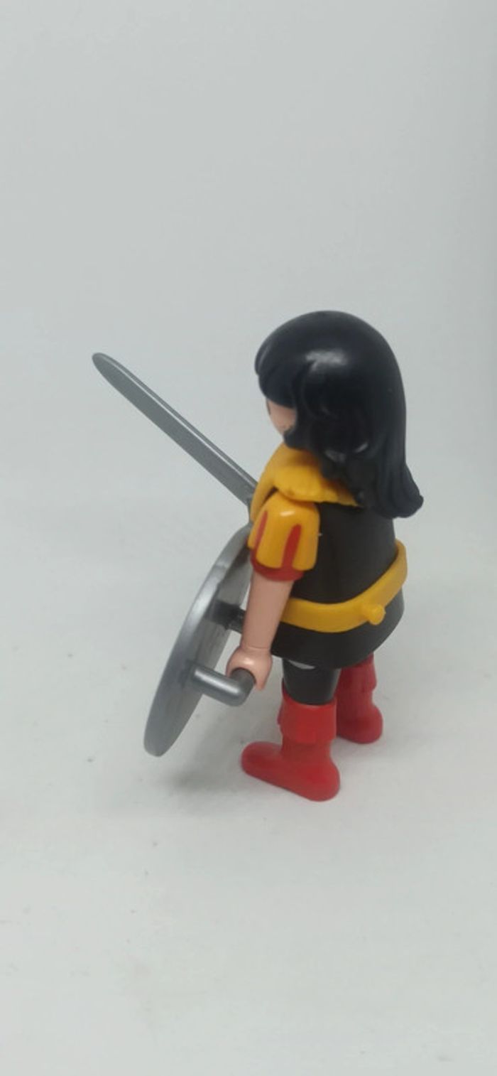 Homme guerrier barbare avec bouclier rond rouge et jaune playmobil - photo numéro 3