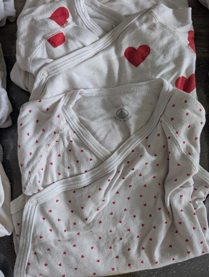 Lot de 15 bodies taille 12mois cache coeur pour la plus part - photo numéro 4