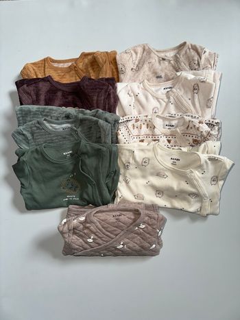 Lot bébé 6 mois – bodies, pyjamas & ensemble – bon état