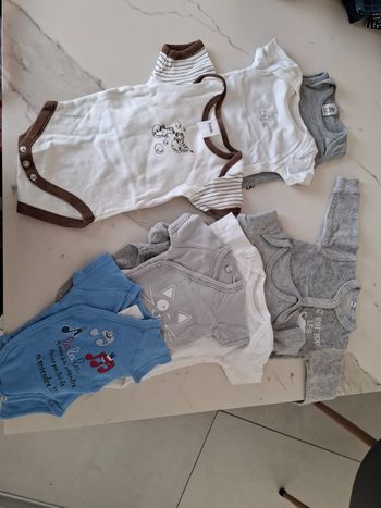 Lot de bodies et 1 pyjama