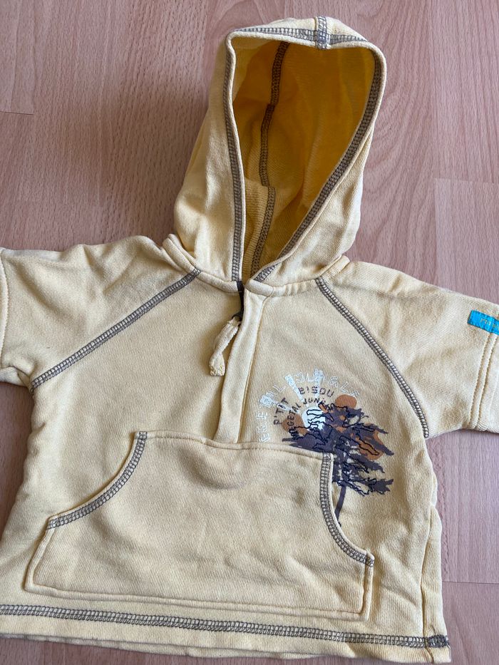 Beau pull/sweat jaune à capuche T. 6 mois/67 cm garçon TBE - photo numéro 3