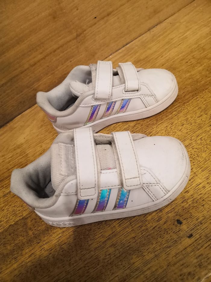 Basket adidas  taille 23 - photo numéro 2
