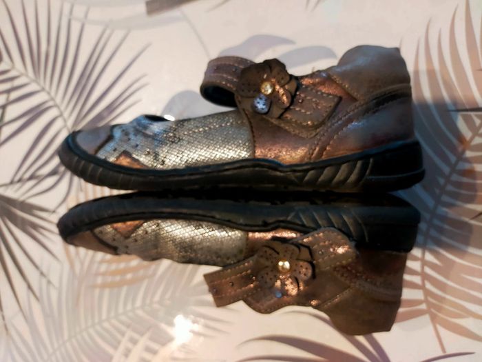 Ballerines en cuir fille T 32 lanières a velcro. - photo numéro 6