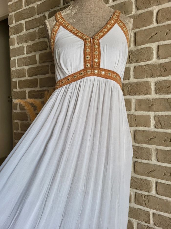 Robe neuve hippie chic bohème blanche avec broderies - Fashion Labelle - photo numéro 10