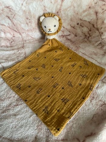 Doudou plat lion beige mouchoir lange jaune moutarde Maisons Du Monde
