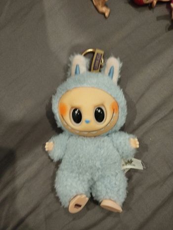 Peluche labubu en très bon état 