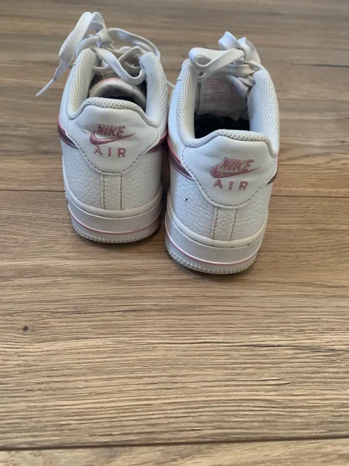 Basket Nike Air Force One blanche et rose Taille 36.5 - photo numéro 4