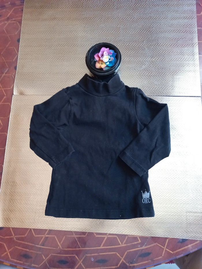 Haut noir a col pratique 9 mois