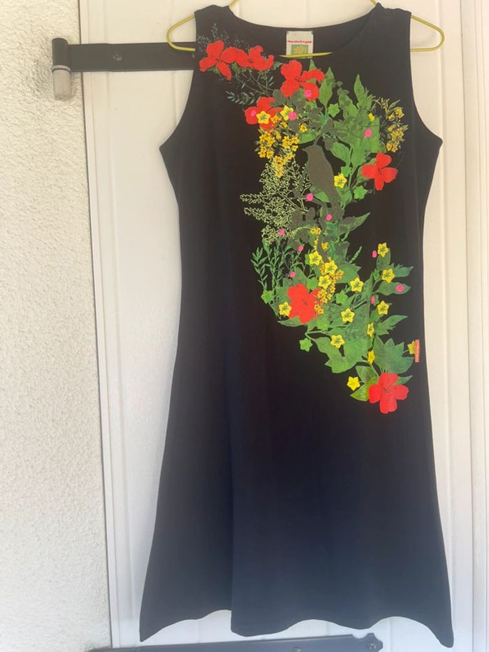Très jolie robe noire avec fleurs