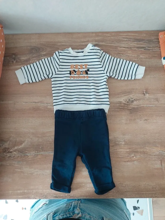Ensemble pull + pantalon T. 3 mois