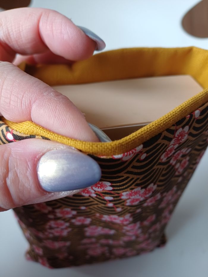 Pochette à livre petit format fleurs rouge et fond ocre - photo numéro 2