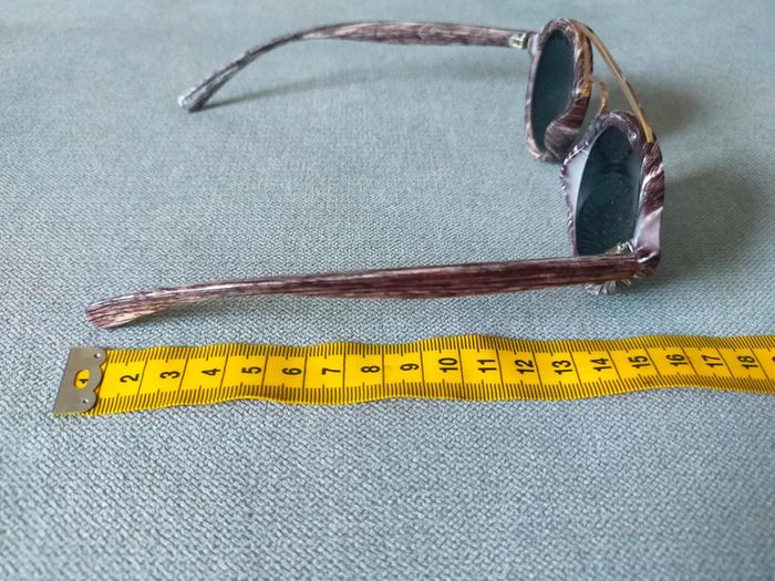 Lunettes de soleil style bois + barre dorée - photo numéro 7