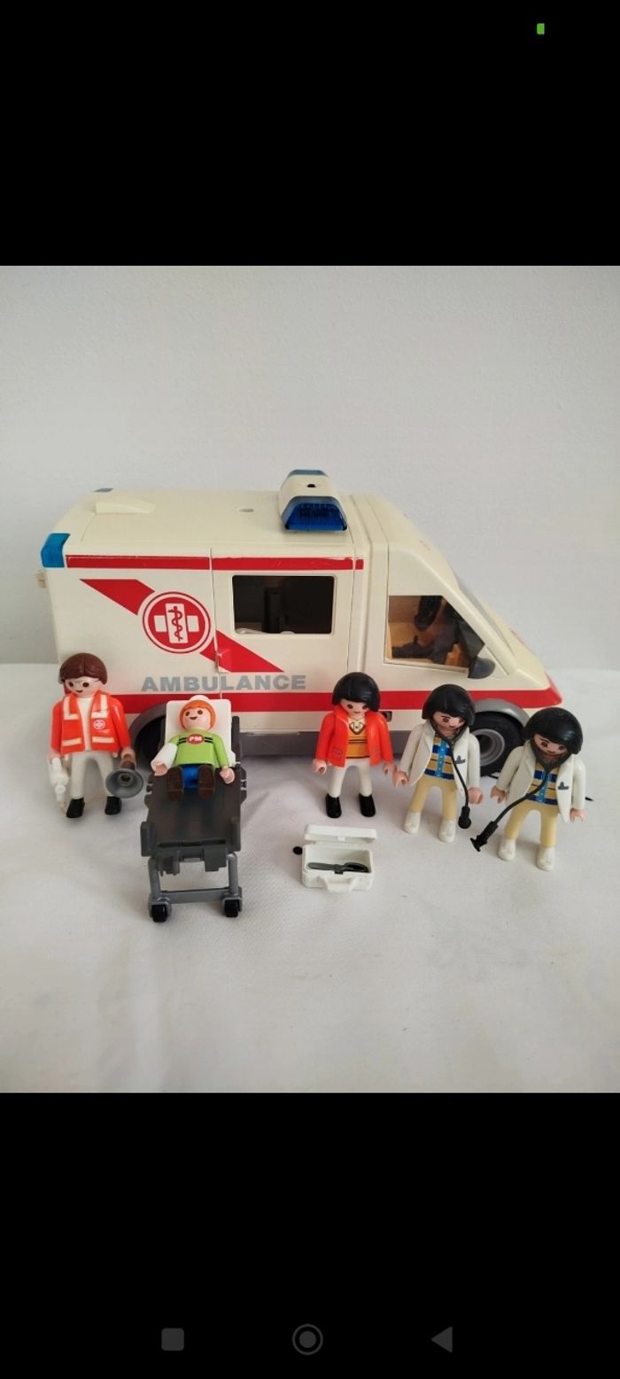 Ambulance lumineuse Playmobil avec 5 personnages et accessoires Playmobil