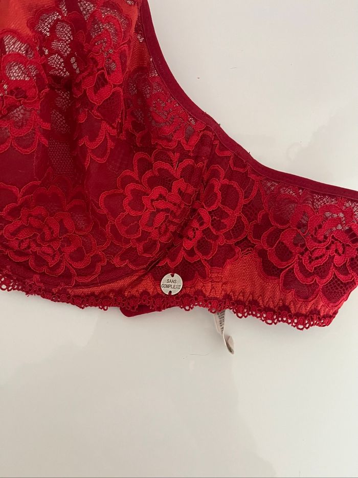 Soutien gorge rouge - photo numéro 2