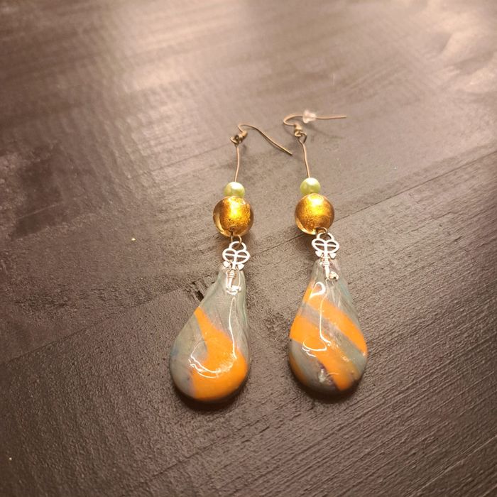 Boucles d'oreilles pendante pâte polymere gris et orange - photo numéro 5