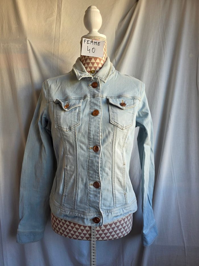Veste en jean, bleu délavé ,en excellent état, en coton & elasthanne, largeur d'épaule 37cm, largeur sous bras 47cm, longueur 53cm, marque Kiabi = 5€