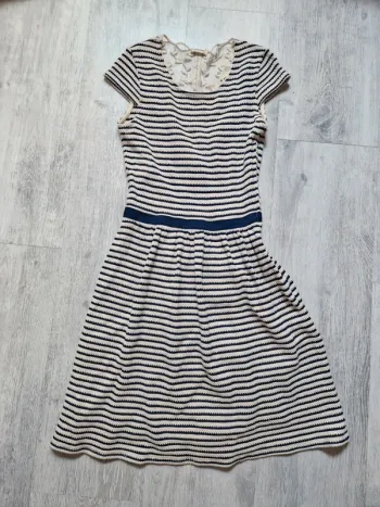 Jolie robe Naf Naf XS à rayures crème et bleu marine avec dos effet dentelle et crochet