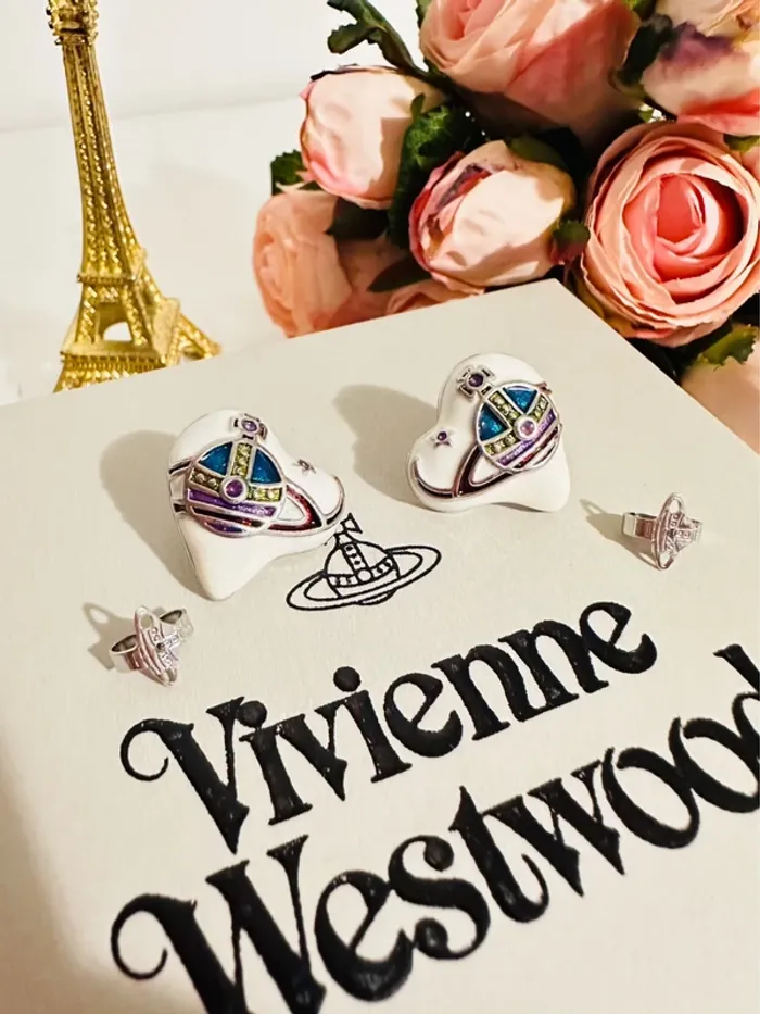 🪐Boucles d’oreilles Vivienne Westwood – Cœurs blancs & logo Orbite multicolore – Rare & iconique - photo numéro 2