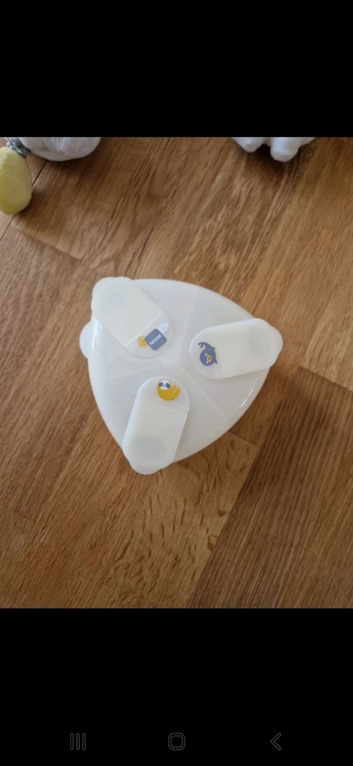 Vend jouet bébé pour mettre sur la pousette , et une boîte de dose - photo numéro 2