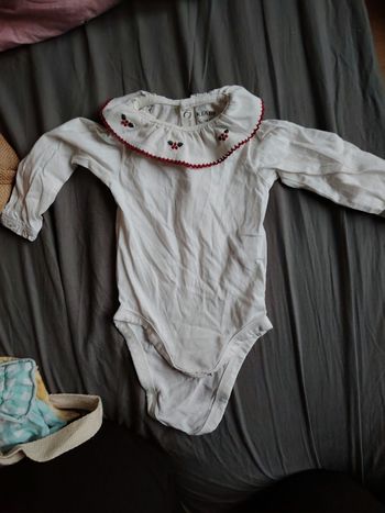 Bodies à grand col de chez Kiabi taille 3 mois 