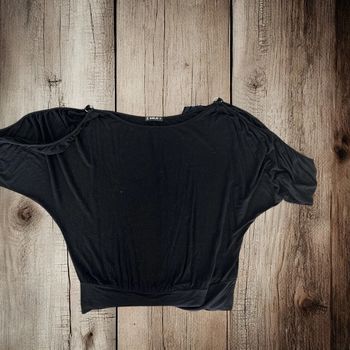 🌸 Tee shirt noir avec épaule dénudé - Taille 40 🌸