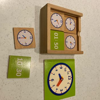 Jeu en bois horloge