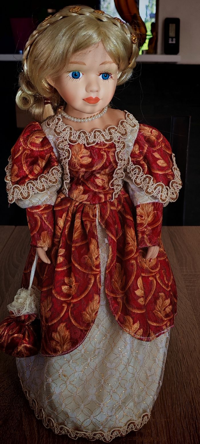 Poupée porcelaine