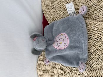 Eléphant GEMO doudou plat gris et rose