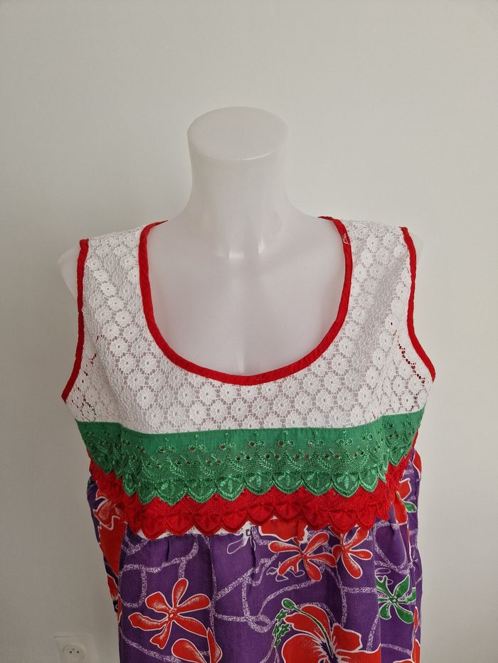 Robe polynésienne violette à fleurs rouge à détail dentelle - photo numéro 2