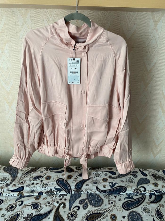 Superbe beau blouson aviateur fluide rose pale Zara neuf avec étiquette taille L - photo numéro 2