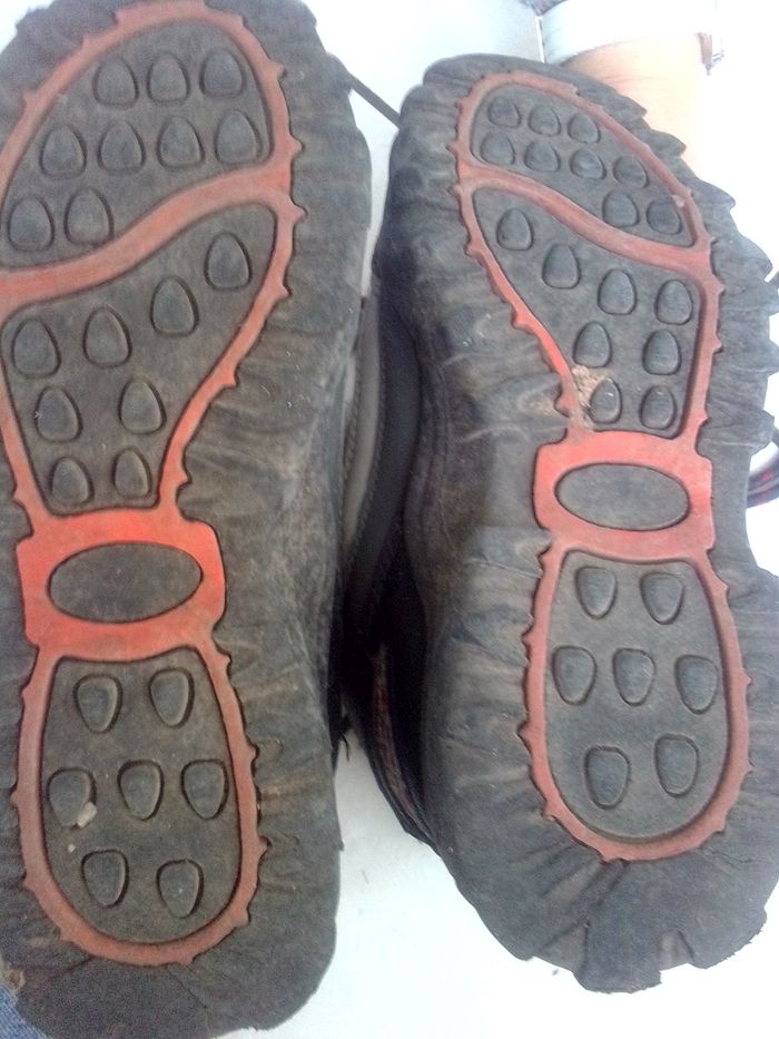 Lot de 3paires de chaussures taille 33(chaussons Bellamy, sandalette nafnaf,chaussures de randonnée)