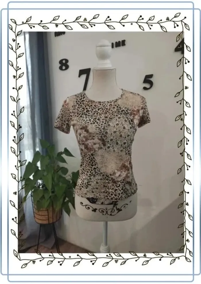 Tee-shirt manches courtes matière tulle, motif fleuri et léopard "123", taille 34/36, bon état