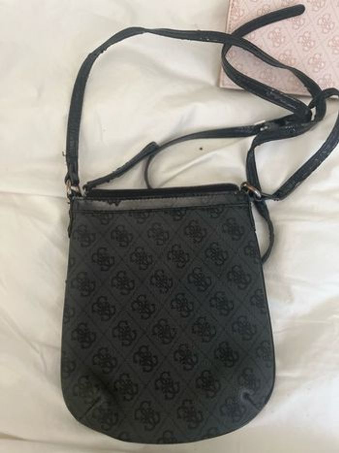 Sac bandoulière + porte feuille porte monnaie Guess noir et rose - photo numéro 8