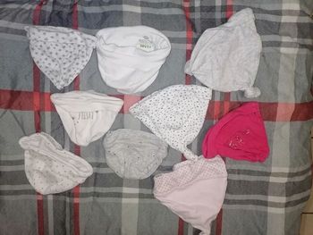 Lot bonnet  naissance