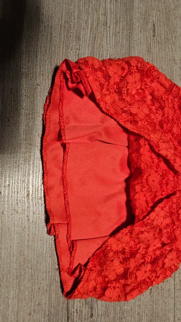 Jupe courte rouge en dentelle doublée, taille 4/5 ans - photo numéro 3