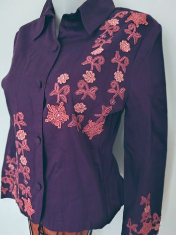 Neuf! Veste cintrée violette avec broderies florales rose vintage chic