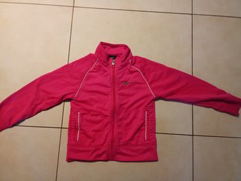 Veste Nike rose taille 6 ans en très bon état