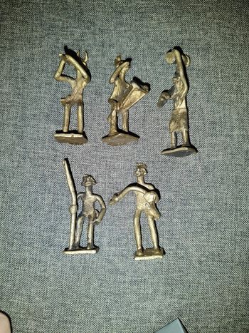 8 figurines africaines en métal