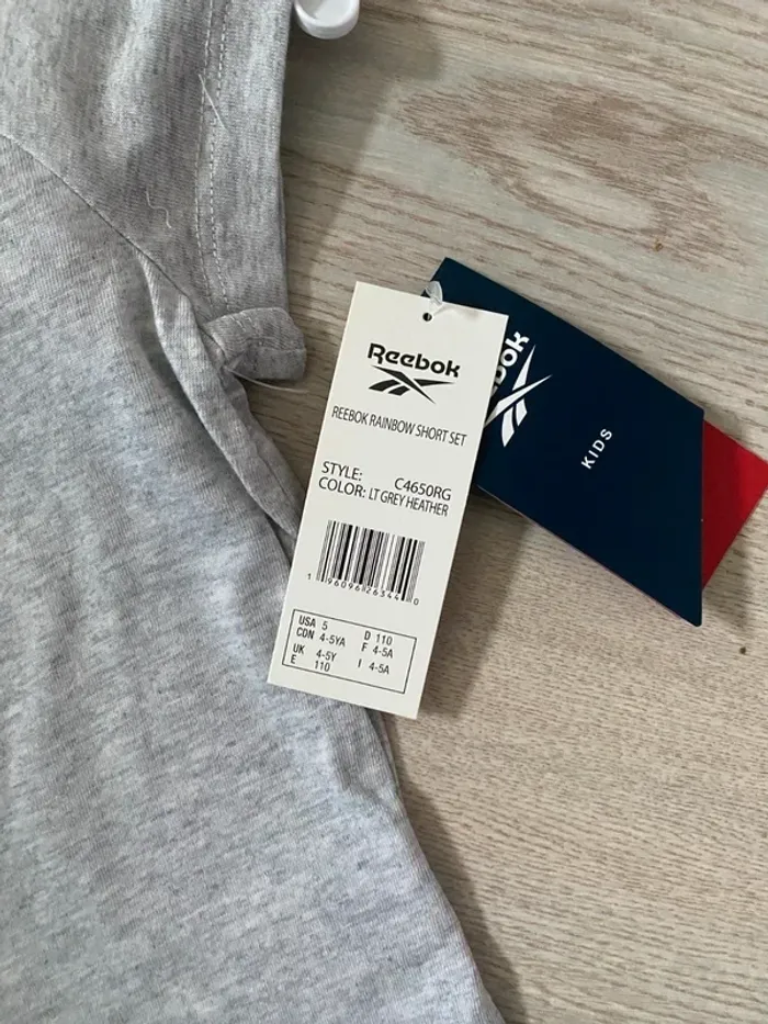 Tee shirt T-shirt et short Reebok taille 4 5 ans Neufs - photo numéro 4