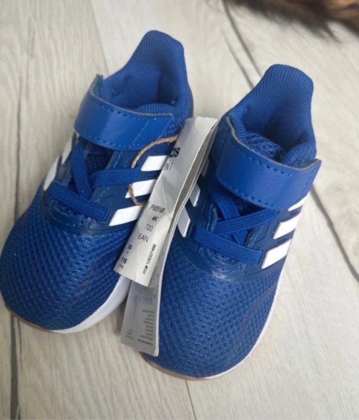Basket Adidas taille 20 neuve - photo numéro 3