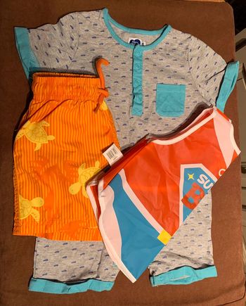 Lot vêtements combi short,maillot short et tablier