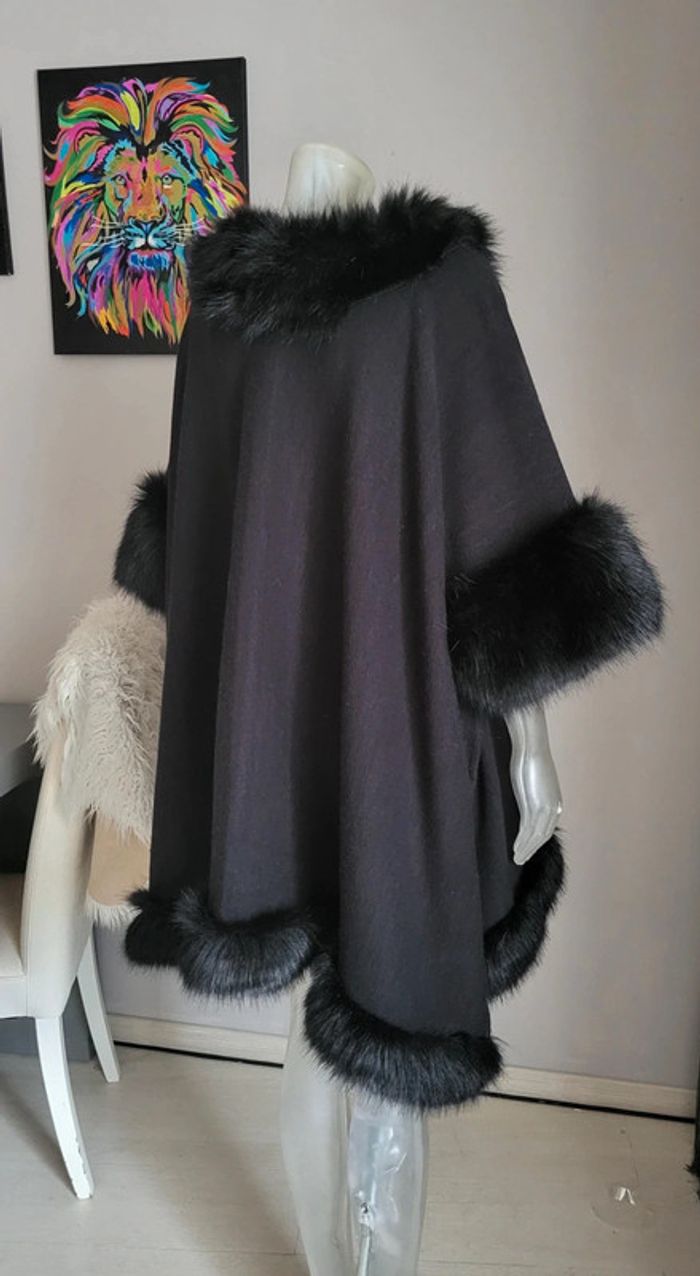 Cape/poncho avec manches. Noir avec fourrure aux extrémités. TU. Neuve 🥰 - photo numéro 3