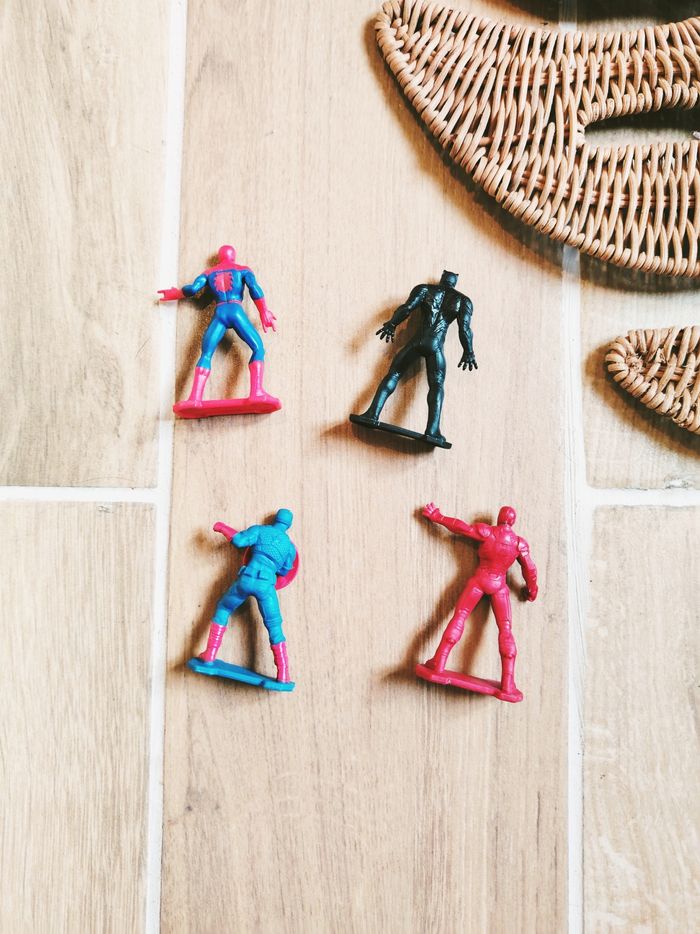 💫Lot de 4 petites figurines Avengers Marvel Hasbro - photo numéro 2