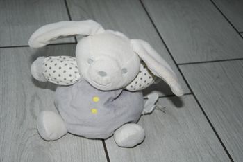 Peluche doudou lapin boule Obaibi Okaidi blanc gris étoiles grelot