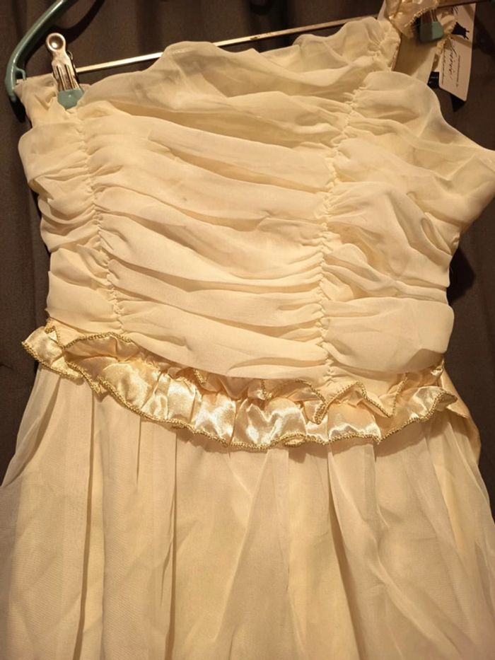 Robe soirée, bustier Une manche sans bretelles et l'autre satin filet or. Marque U Queenie. - photo numéro 2