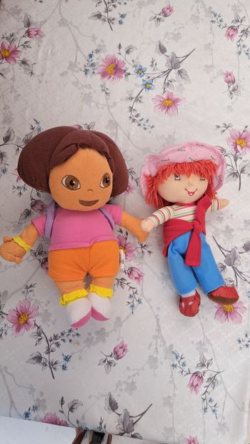 Peluches dora Charlotte aux fraises 
