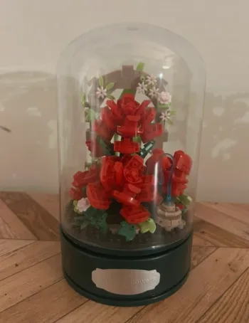 Bloc de construction roses dans sa cloche musicale